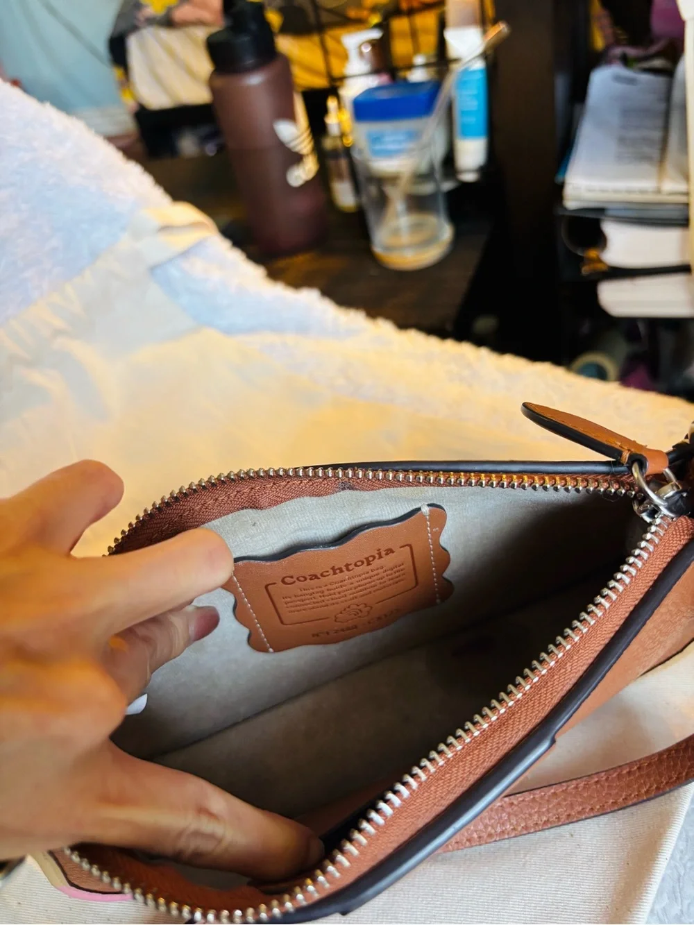 Coach- small wavy shoulder bag in Coachtopia leather with colorful binding